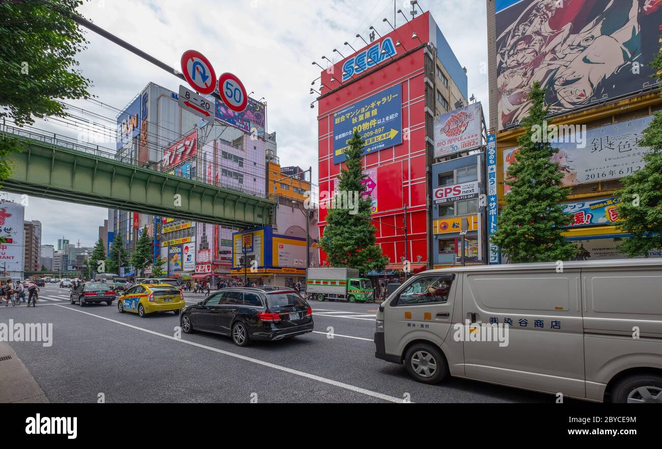 Ansicht von verschiedenen Geschäften und Unterhaltungsmöglichkeiten in Akihabara Street, Tokyo, Japan, Stockfoto