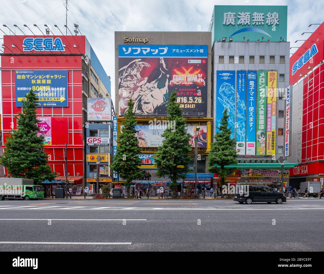 Ansicht von verschiedenen Geschäften und Unterhaltungsmöglichkeiten in Akihabara Street, Tokyo, Japan, Stockfoto