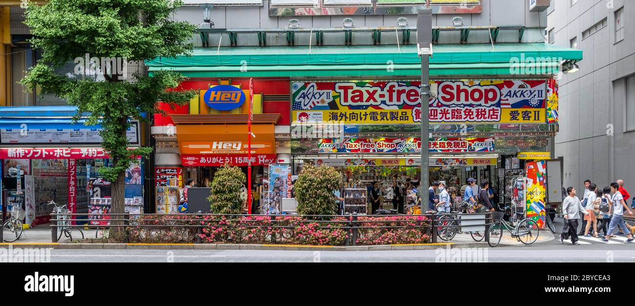 Ansicht von verschiedenen Geschäften und Unterhaltungsmöglichkeiten in Akihabara Street, Tokyo, Japan, Stockfoto