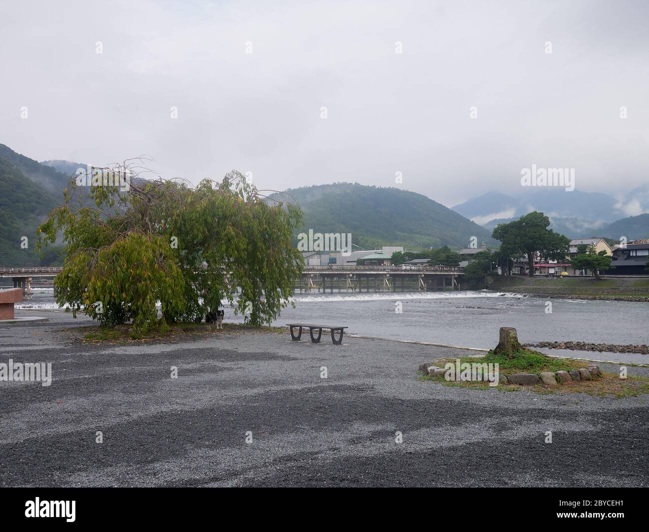 Die Togetsu-kyo Brücke und der Katsura Fluss am Morgen vom Arashiyama Park Nakanoshima Gebiet in Kyoto, Japan. Stockfoto