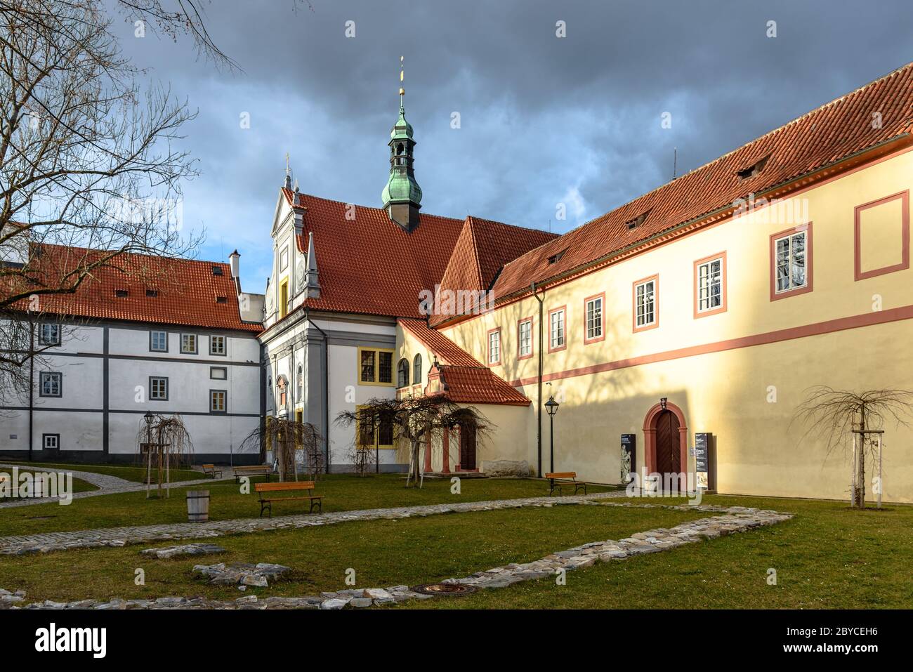 Die Kirche auf dem Gelände des Minoritenklosters in Cesky Krumlov Stockfoto