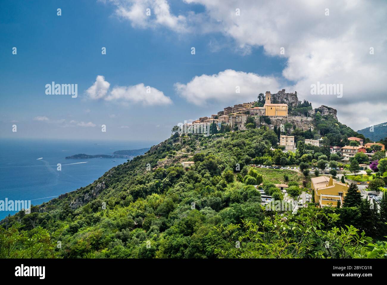 Blick auf Èze-Village mit Chapelle de la Sainte Croix, Französische Riviera, Departement Alpes-Maritimes; Frankreich Stockfoto