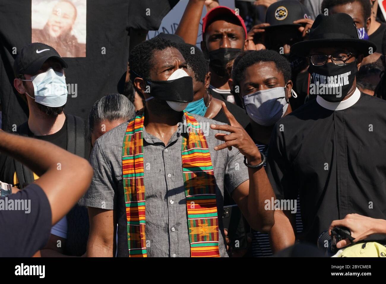 New York, NY, USA. Juni 2020. NYC-Public Advocate JUMAANE WILLIAMS marschiert mit Demonstranten über die Brooklyn Bridge während einer Demonstration über den Tod von George Floyd in New York am 9. Juni 2020. Kredit: Bryan Smith/ZUMA Wire/Alamy Live News Stockfoto