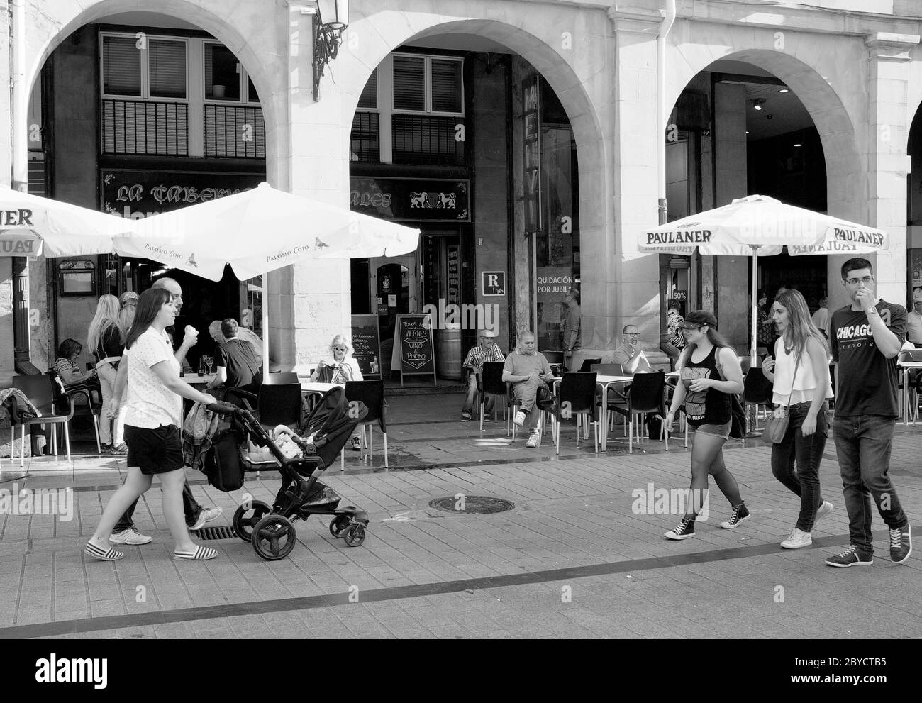 Sommer Fußgängerverkehr in der Logrono Plaze del Mercado an der C. Portales Straße in La Rja, Logrono, Spanien in schwarz-weiß. Stockfoto
