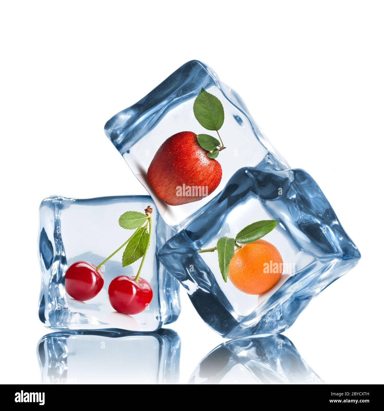 Früchte in Eiswürfeln isoliert auf weiss Stockfoto