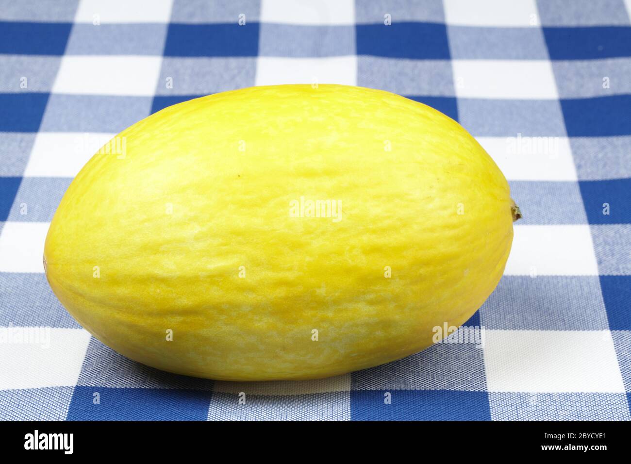 Honigmelone auf einer karierten Tischdecke Stockfoto