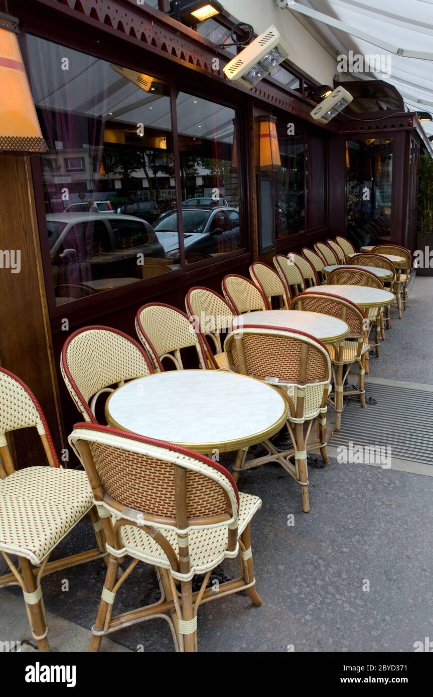 Paris. Tabellen im Straßencafé Stockfoto