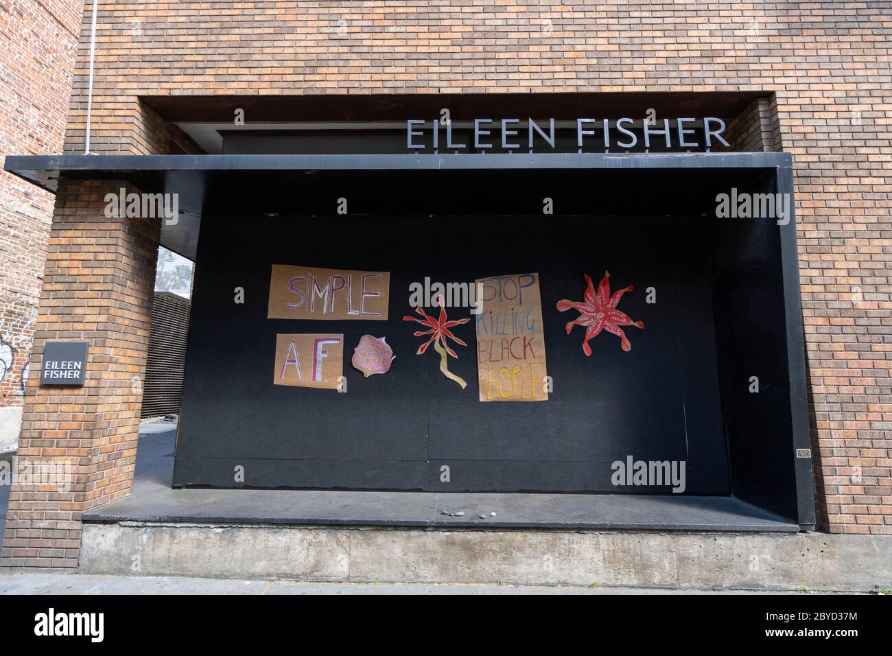 Geschäfte IM SOHO-Viertel wurden während der Todesproteste von George Floyd in NEW YORK City, USA, am 07 2020. Juni gegen potenzielle Mobgewalt verschalten. Stockfoto