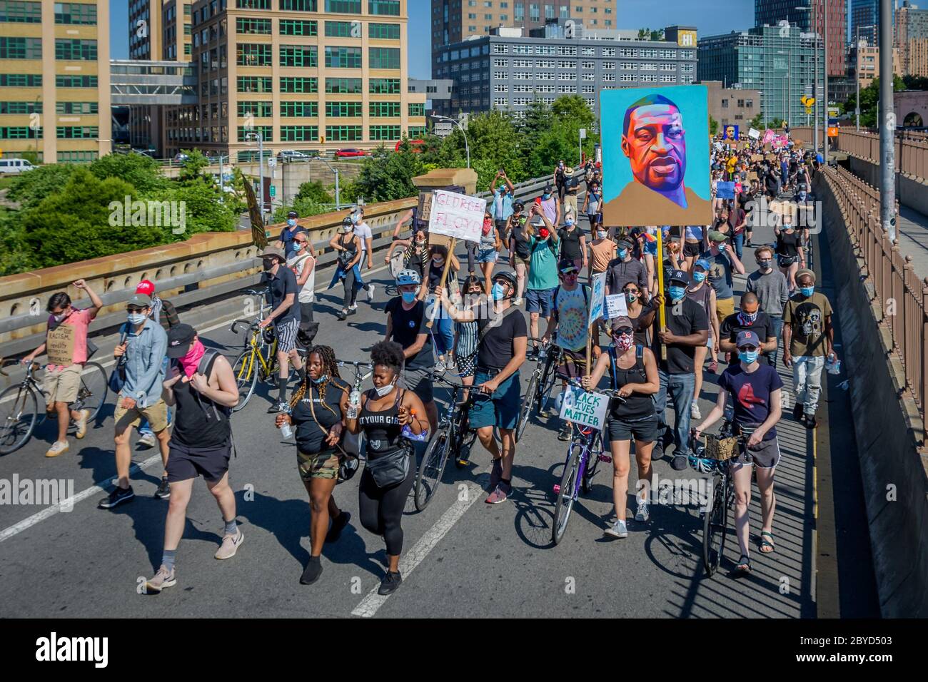 USA. Juni 2020. Tausende New Yorker versammelten sich am 9. Juni 2020 in der Brooklyn Borough Hall zu einem massiven marsch über die Brooklyn Bridge nach Manhattan und forderten Gerechtigkeit für alle Opfer von Polizeibrutalität und forderten laut dazu auf, die NYPD zu definanzieren und in Gemeinden zu investieren. (Foto: Erik McGregor/Sipa USA) Quelle: SIPA USA/Alamy Live News Stockfoto