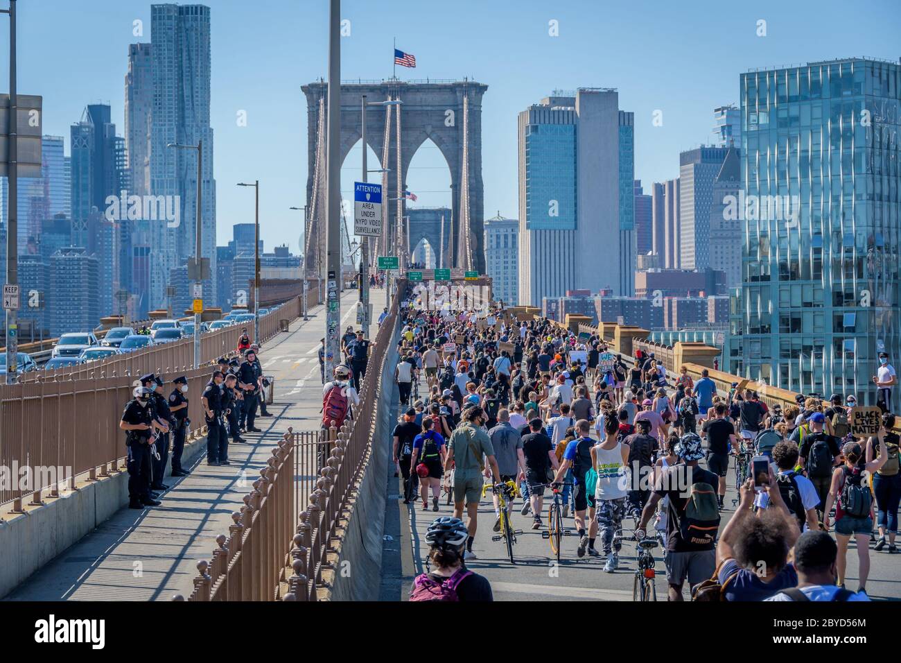 USA. Juni 2020. Tausende New Yorker versammelten sich am 9. Juni 2020 in der Brooklyn Borough Hall zu einem massiven marsch über die Brooklyn Bridge nach Manhattan und forderten Gerechtigkeit für alle Opfer von Polizeibrutalität und forderten laut dazu auf, die NYPD zu definanzieren und in Gemeinden zu investieren. (Foto: Erik McGregor/Sipa USA) Quelle: SIPA USA/Alamy Live News Stockfoto