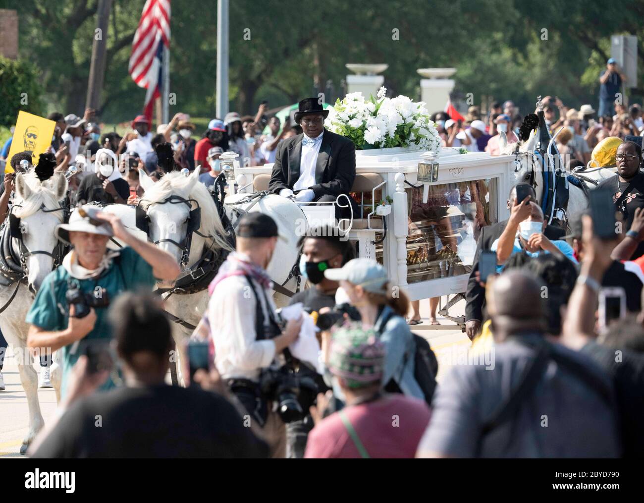 Ein Pferdewagen mit der Leiche von George Floyd nähert sich dem Friedhof Houston Memorial Gardens im Vorort Houston, wo er neben seiner Mutter begraben wird. Der Tod von Floyd, der Ende Mai von einem weißen Polizisten getötet wurde, löste weltweit Proteste gegen Rassismus und Polizeibrutalität aus. Stockfoto