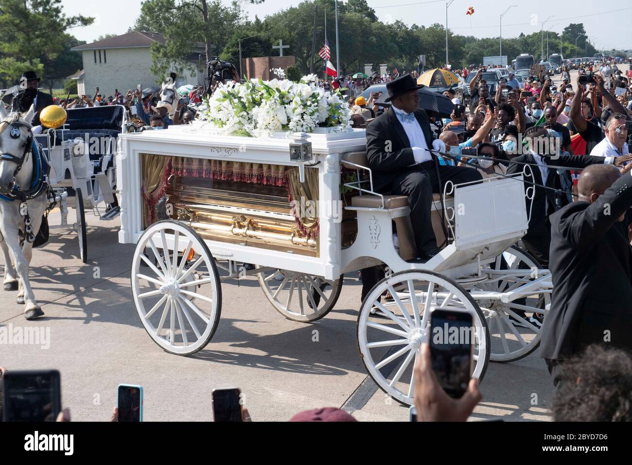 Ein Pferdewagen mit der Leiche von George Floyd nähert sich dem Friedhof Houston Memorial Gardens im Vorort Houston, wo er neben seiner Mutter begraben wird. Der Tod von Floyd, der Ende Mai von einem weißen Polizisten getötet wurde, löste weltweit Proteste gegen Rassismus und Polizeibrutalität aus. Stockfoto