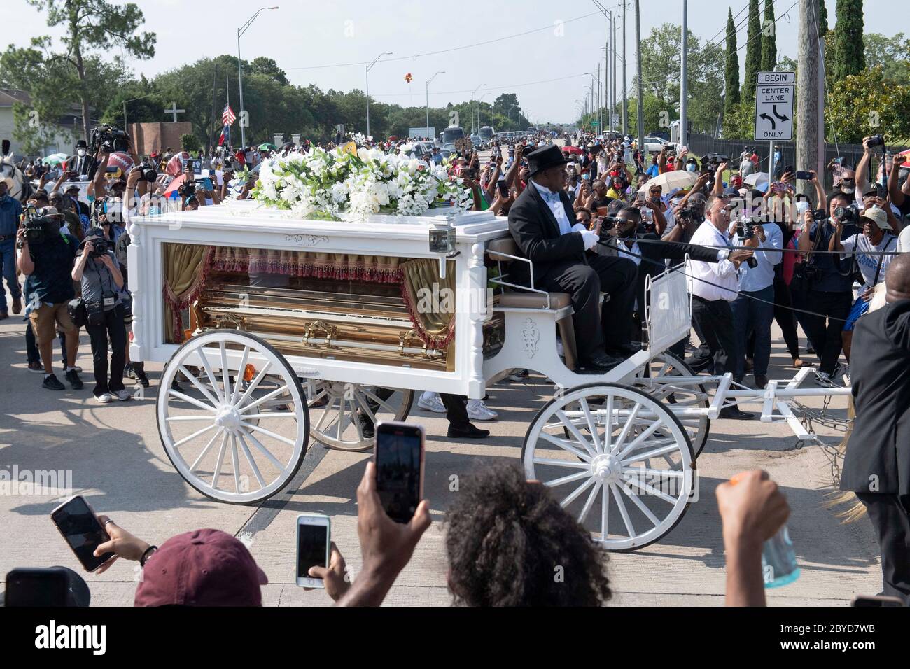 Ein Pferdewagen mit der Leiche von George Floyd nähert sich dem Friedhof Houston Memorial Gardens im Vorort Houston, wo er neben seiner Mutter begraben wird. Der Tod von Floyd, der Ende Mai von einem weißen Polizisten getötet wurde, löste weltweit Proteste gegen Rassismus und Polizeibrutalität aus. Stockfoto