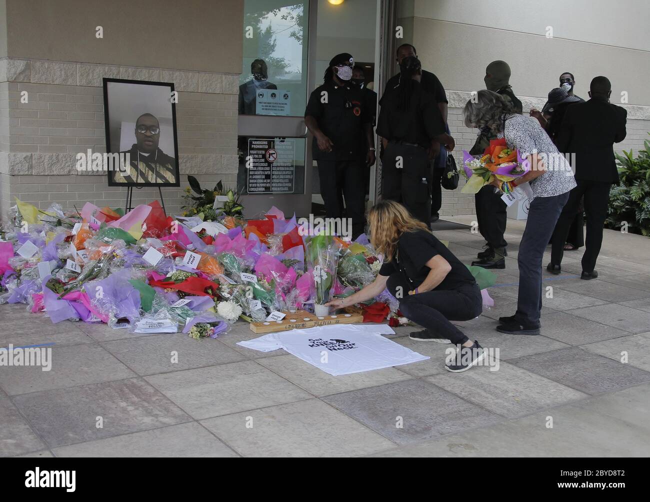 Houston, USA. Juni 2020. Die Menschen senden Blumen außerhalb der Kirche, wo George Floyds Beerdigung in Houston, Texas, den Vereinigten Staaten, am 9. Juni 2020 gehalten wird. Die Beerdigung des Afrikaners George Floyd fand am Dienstag in der südlichen US-Stadt Houston statt, wo er erzogen wurde und verbrachte den größten Teil seines Lebens, zwei Wochen nach seinem tragischen Tod in Polizeigewahrsam in Minneapolis. Kredit: Chengyue Lao/Xinhua/Alamy Live News Stockfoto