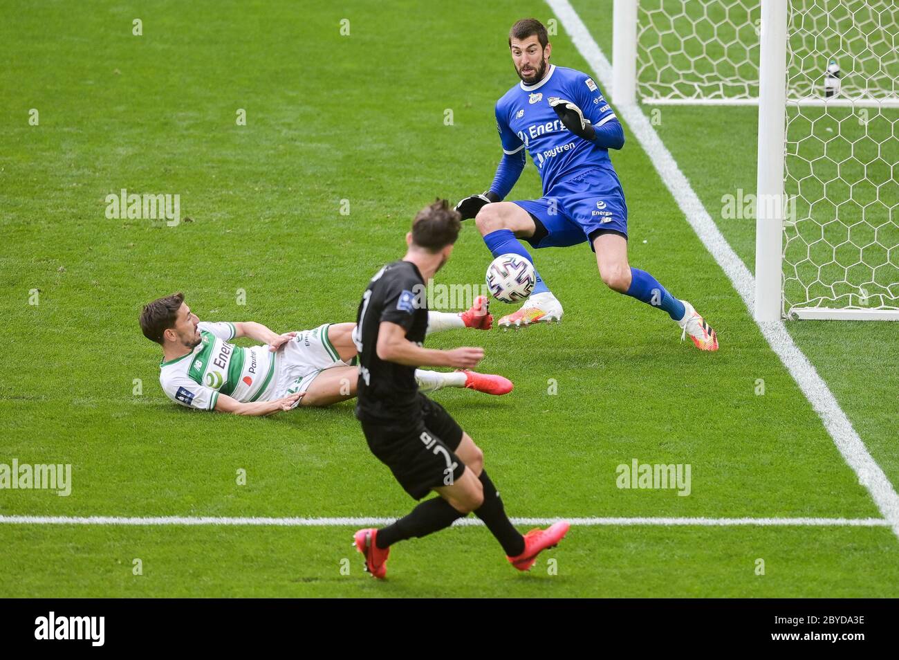 Filip Mladenovic (L) und Dusan Kuciak (R) aus Lechia sind während des polnischen Ekstraklasa-Spiels zwischen Lechia Danzig und Kracovia im Energa-Stadion in Aktion.(Endstand; Lechia Danzig 1:3 Kracovia) Stockfoto