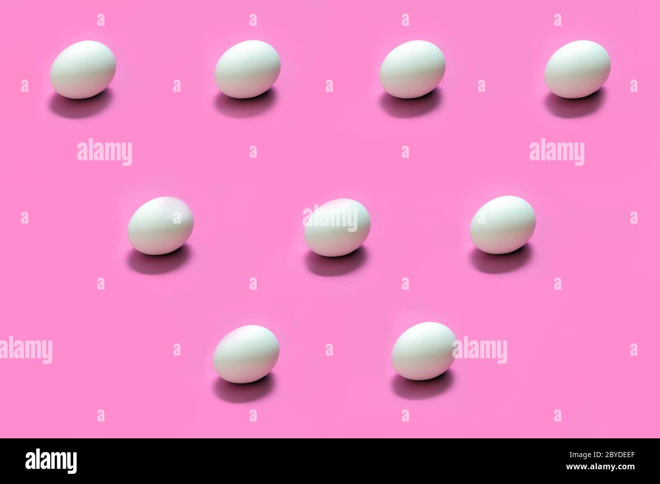 Abstrakte Eier auf einfarbigem Hintergrund angeordnet Stockfoto