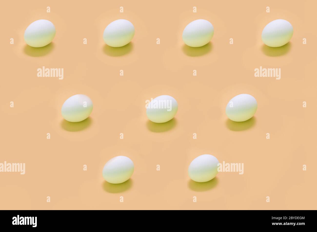 Abstrakte Eier auf einfarbigem Hintergrund angeordnet Stockfoto