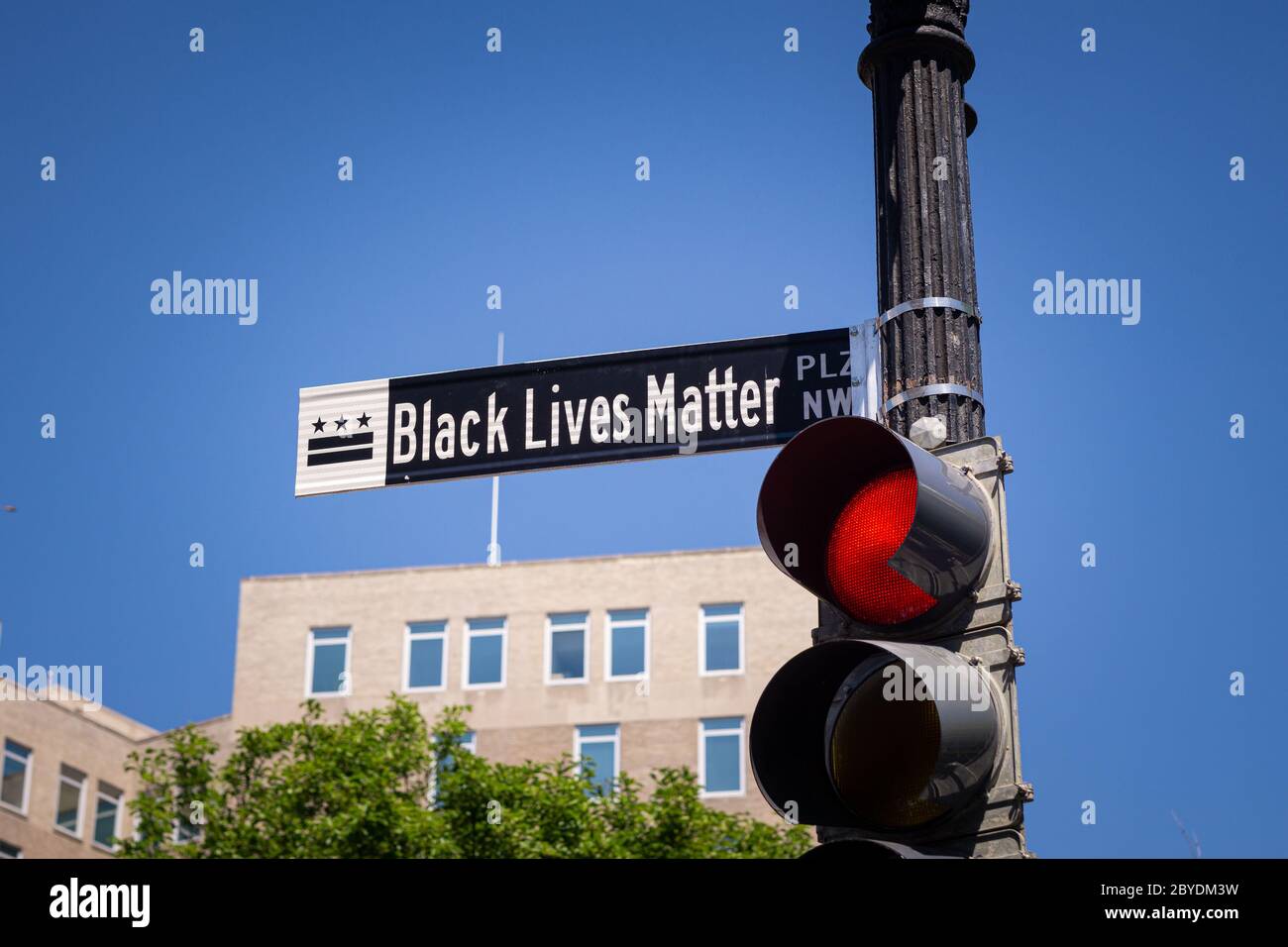 Das neu installierte Black Lives Matter Plaza-Schild vor dem Weißen Haus Stockfoto