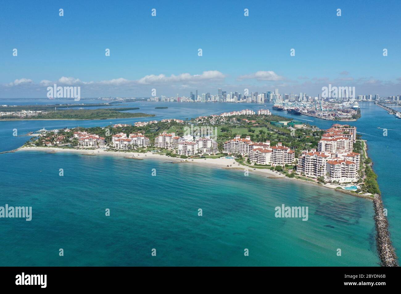 Luftbild von Fisher Island and Government Cut, Florida während COVID-19 Stay-at-home-Bestellung am sonnigen Morgen. Stockfoto