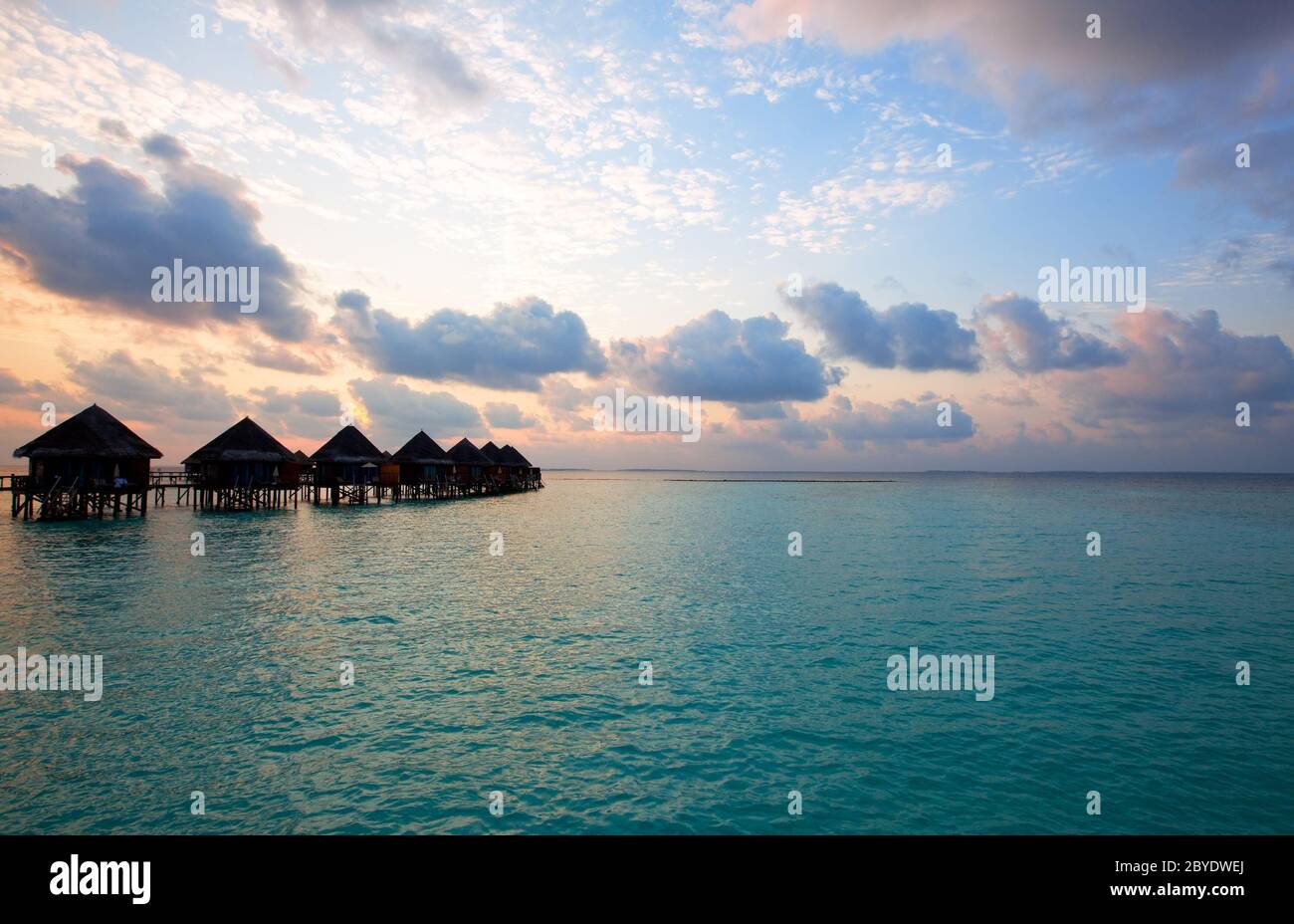 Insel im Ozean, Malediven . Villa auf Pfählen auf Wate Stockfoto