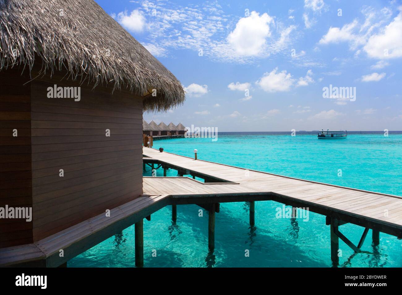 Insel im Ozean, Malediven. Villa auf Pfählen am Wasser Stockfoto