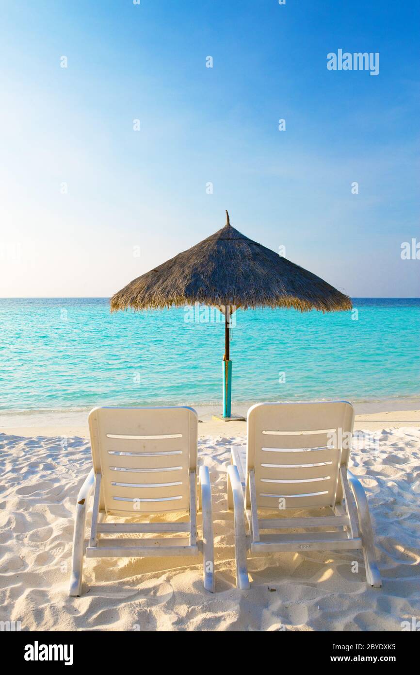Sonnenschirm und Liegestühlen , Malediven Stockfoto