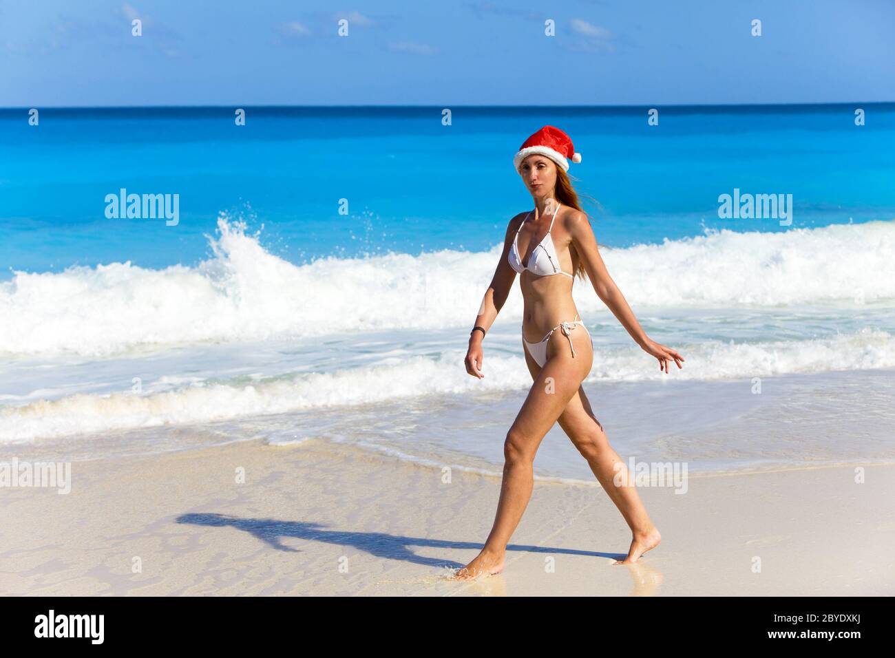 Frau in das neue Jahr Kappe Spaziergänge am Strand Stockfoto