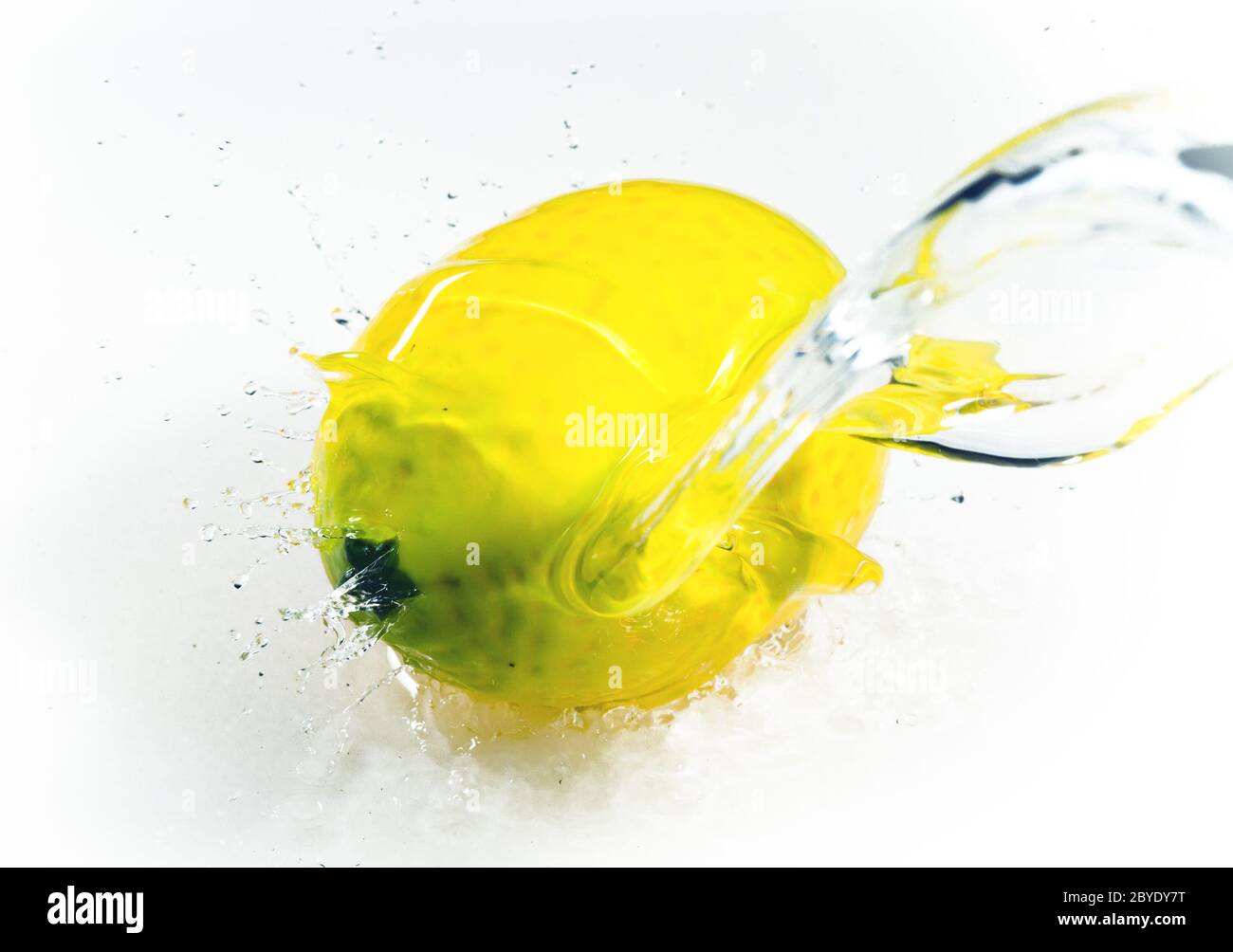 Zitrone in Wasser spritzt Stockfoto