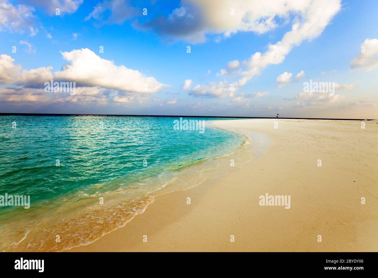 Malediven. Ein Sandstrand und Meer Küste. Stockfoto