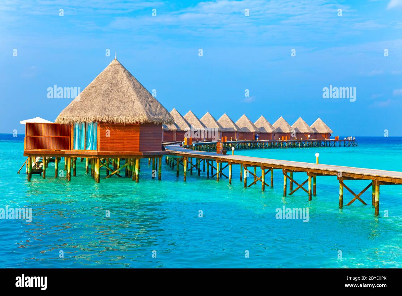 Malediven. Villa auf Pfählen auf Wasser Stockfoto