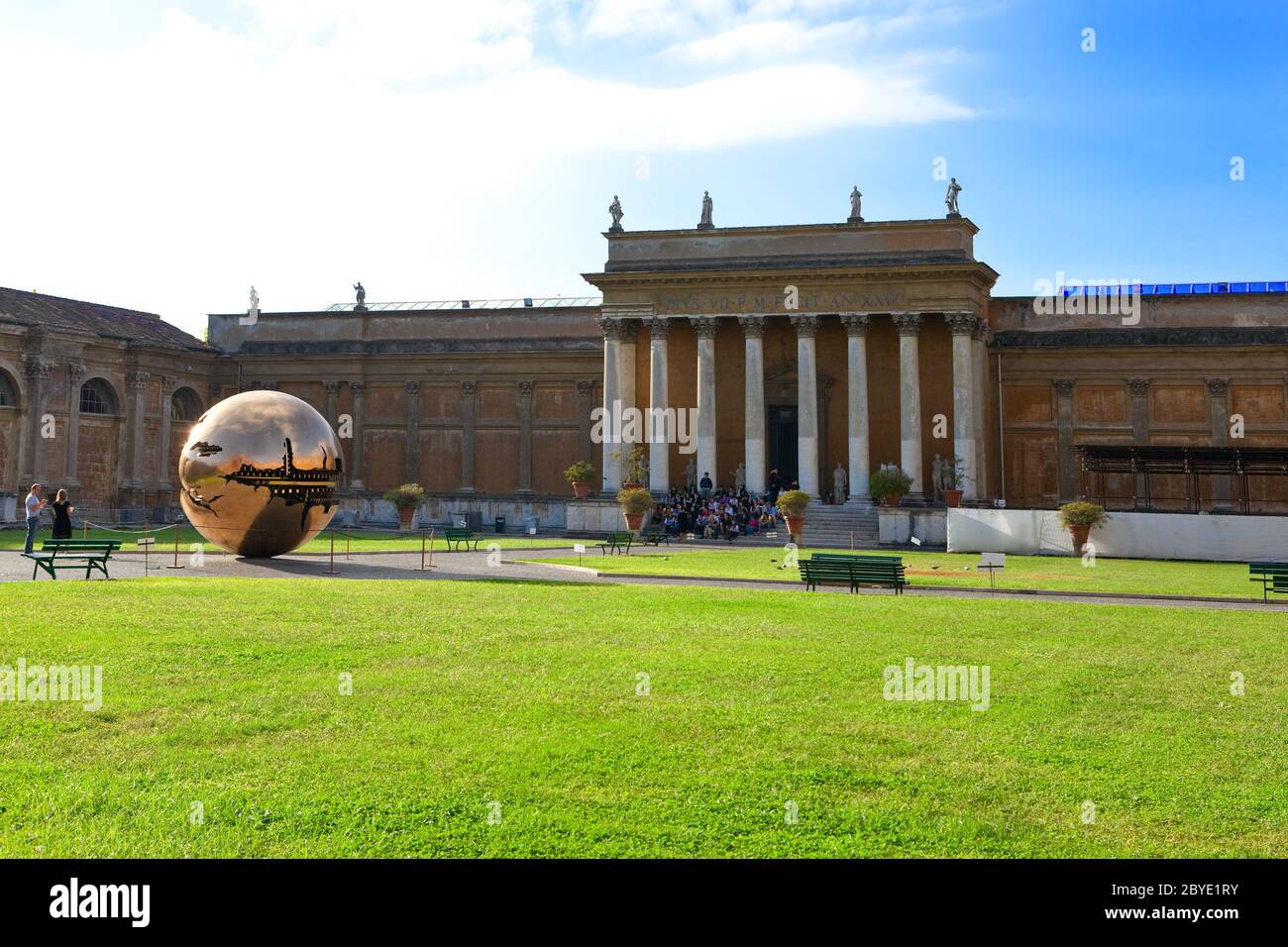 Hof im Vatikan. Skulptur der Globus Stockfoto