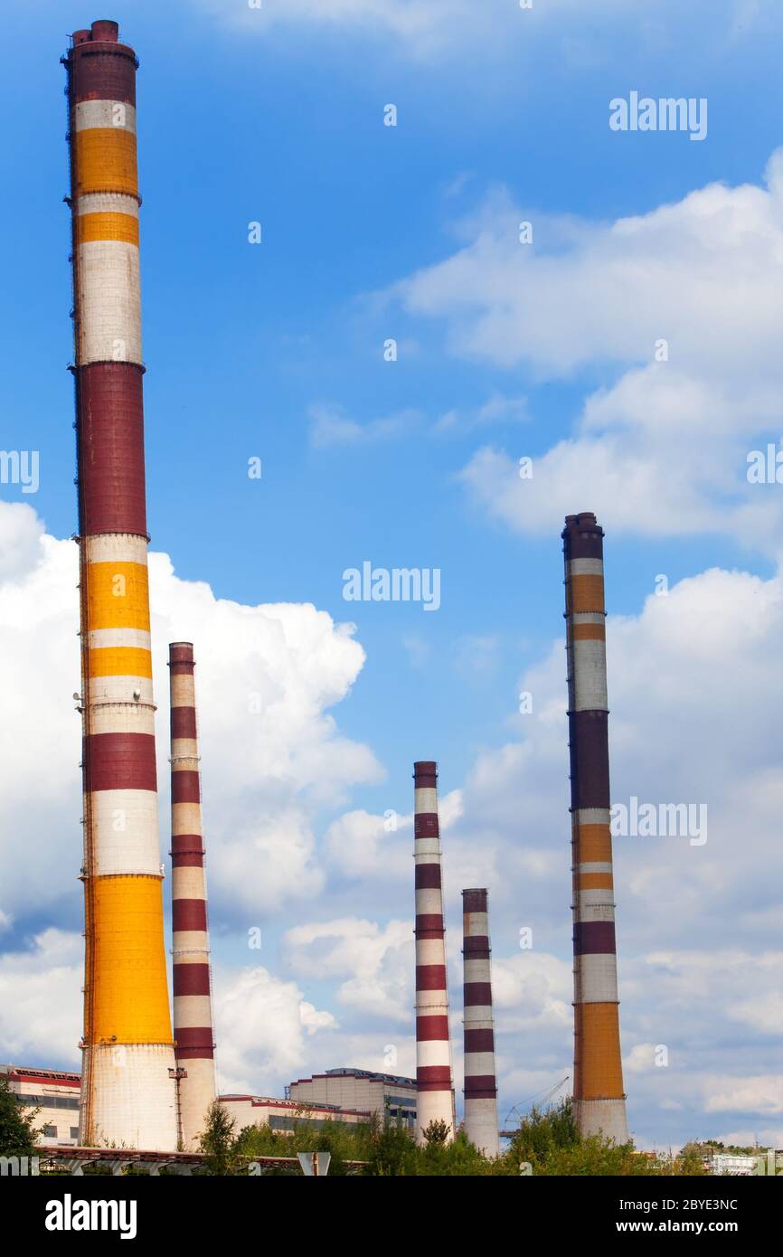 Leitungen des Wärmekraftwerks Stockfoto