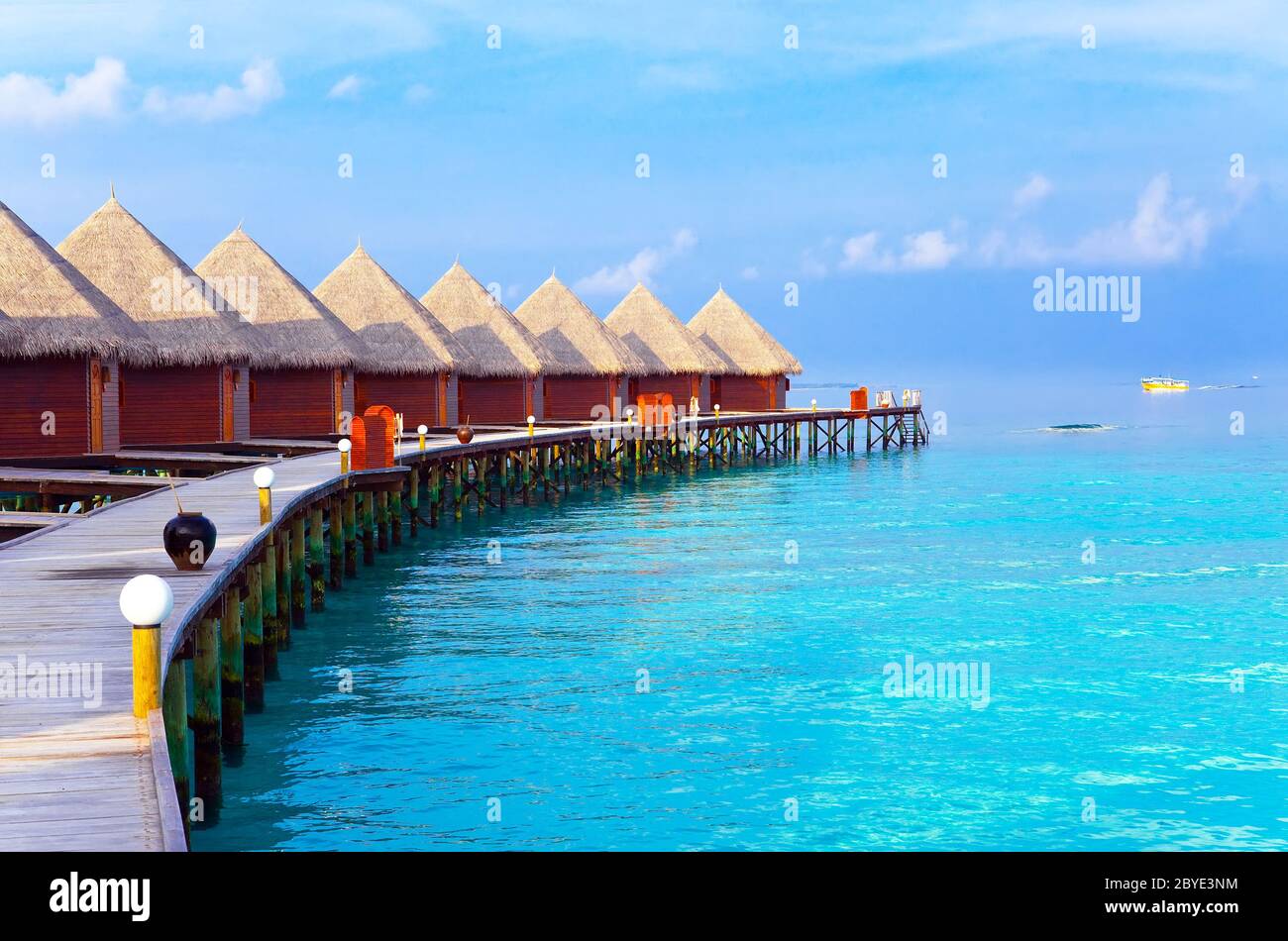 Malediven. Eine hölzerne Straße über Meer Stockfoto