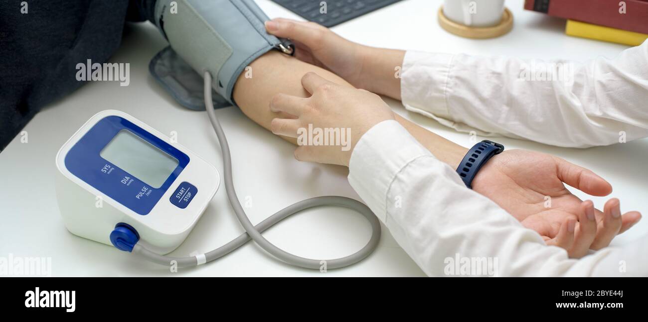 Zugeschnittene Aufnahme einer ärztlichen Untersuchung ihres Patienten mit Druckmessung im Untersuchungsraum Stockfoto