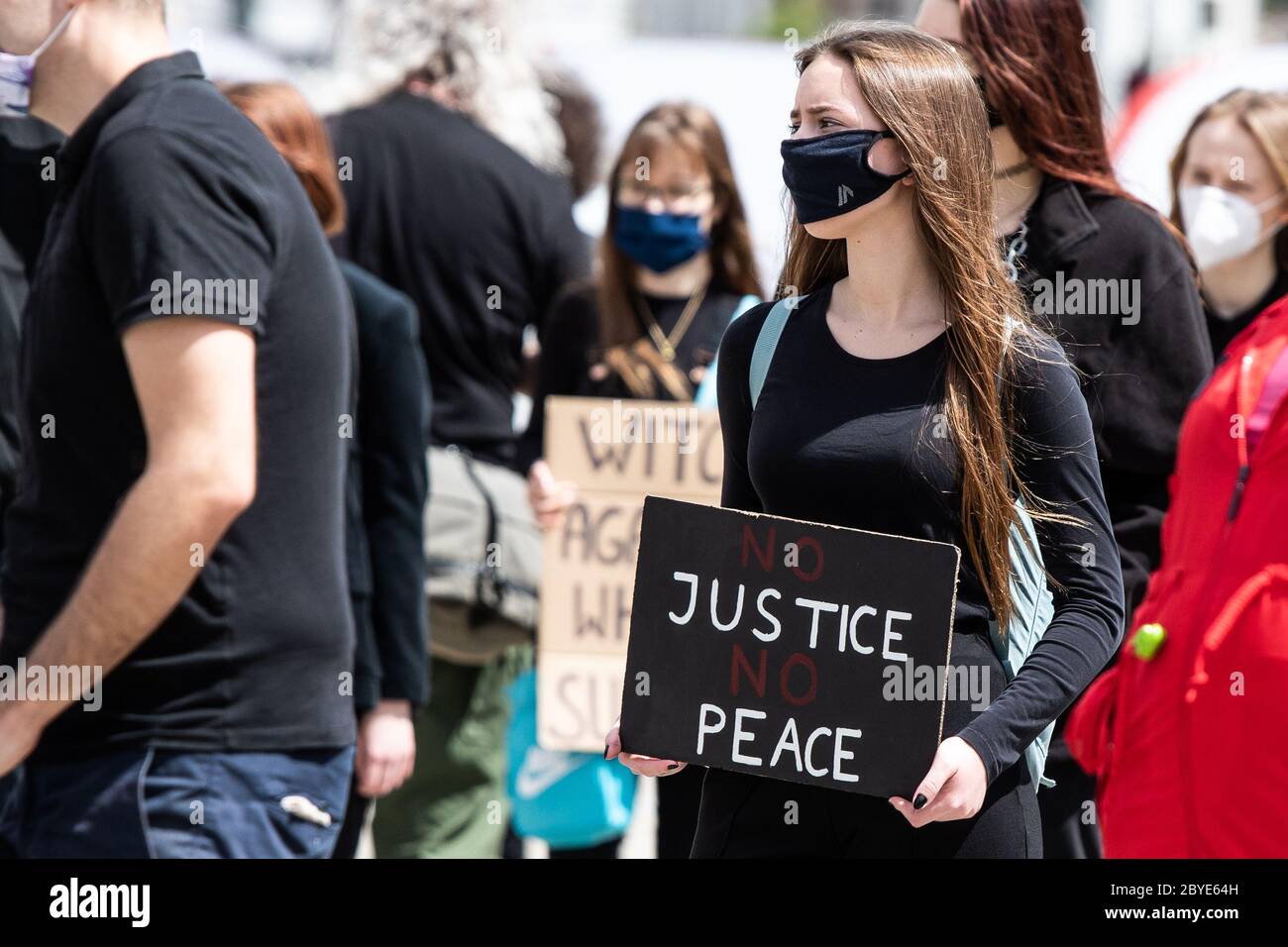 Eine Frau hält ein Plakat, das No Justice No Peace während der Demonstration sagt.der Tod von George Floyd, während in der Obhut der Minneapolis-Polizei hat Proteste in den Vereinigten Staaten ausgelöst, sowie Demonstrationen der Solidarität auf der ganzen Welt. Stockfoto