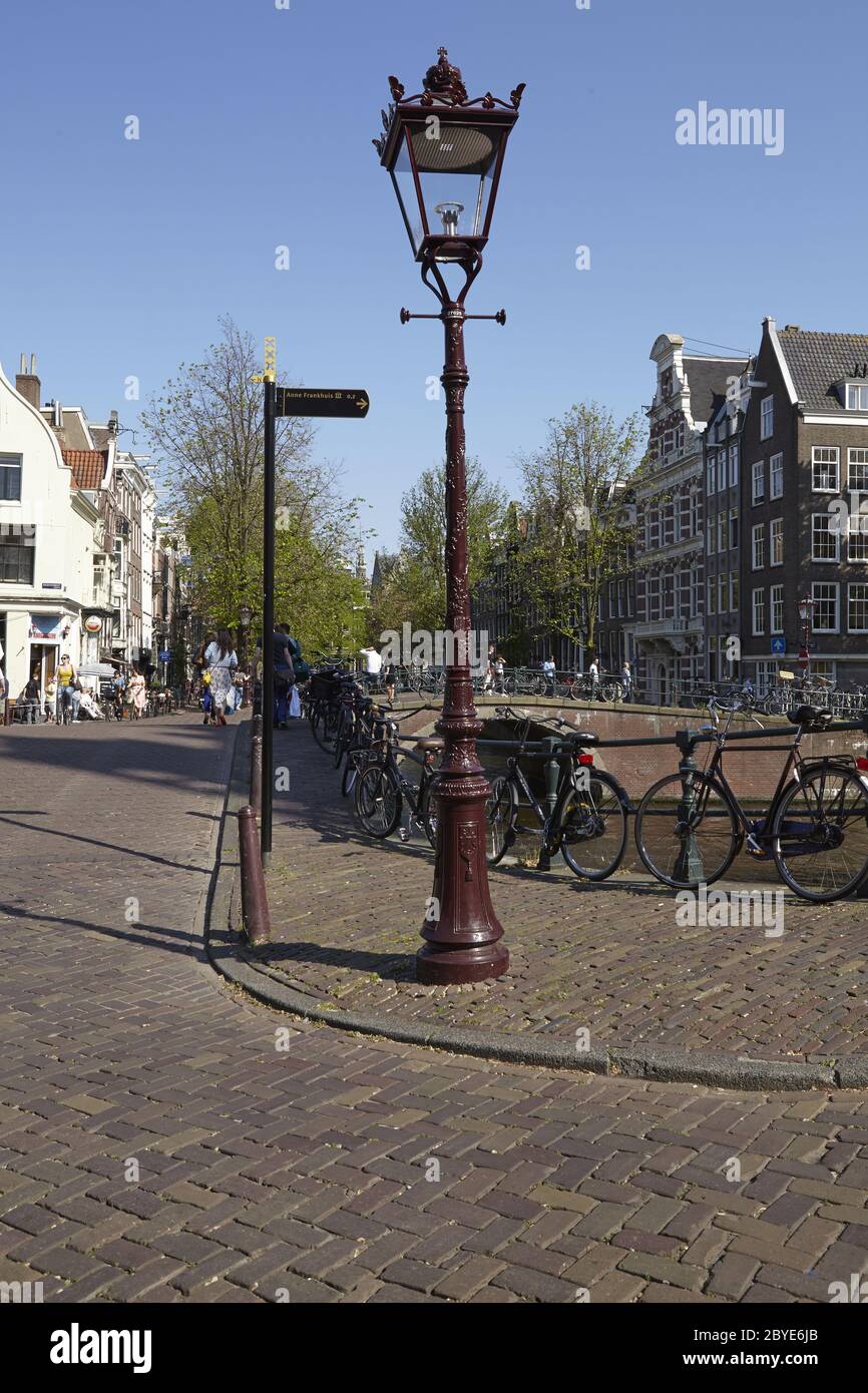 Amsterdam, Niederlande - Laterne und Wegweiser zum Anne Frank Haus Stockfoto