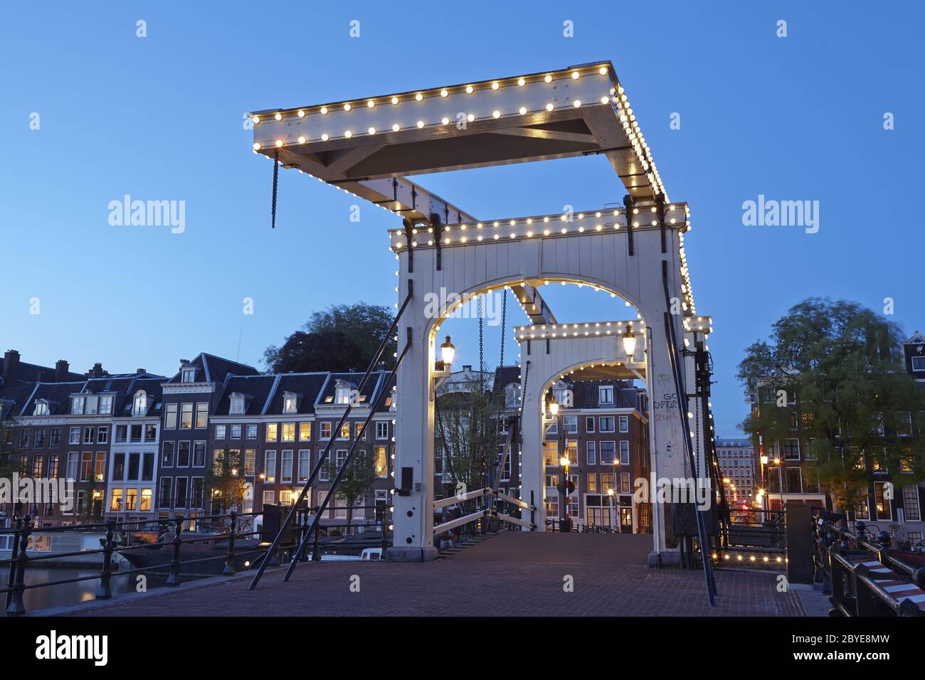 Amsterdam - Zugbrücke bei Dämmerung Stockfoto