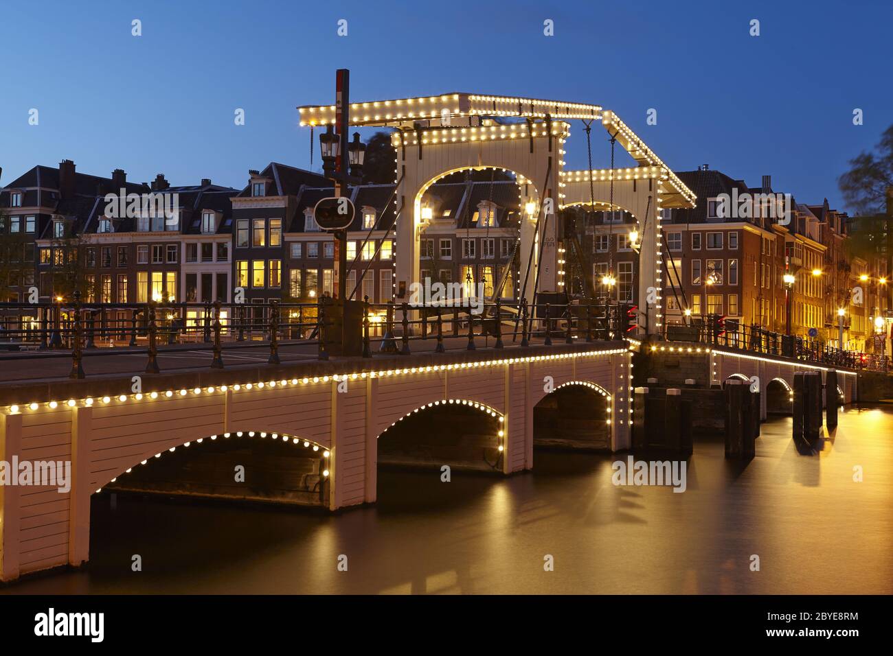 Amsterdam - Zugbrücke bei Dämmerung Stockfoto