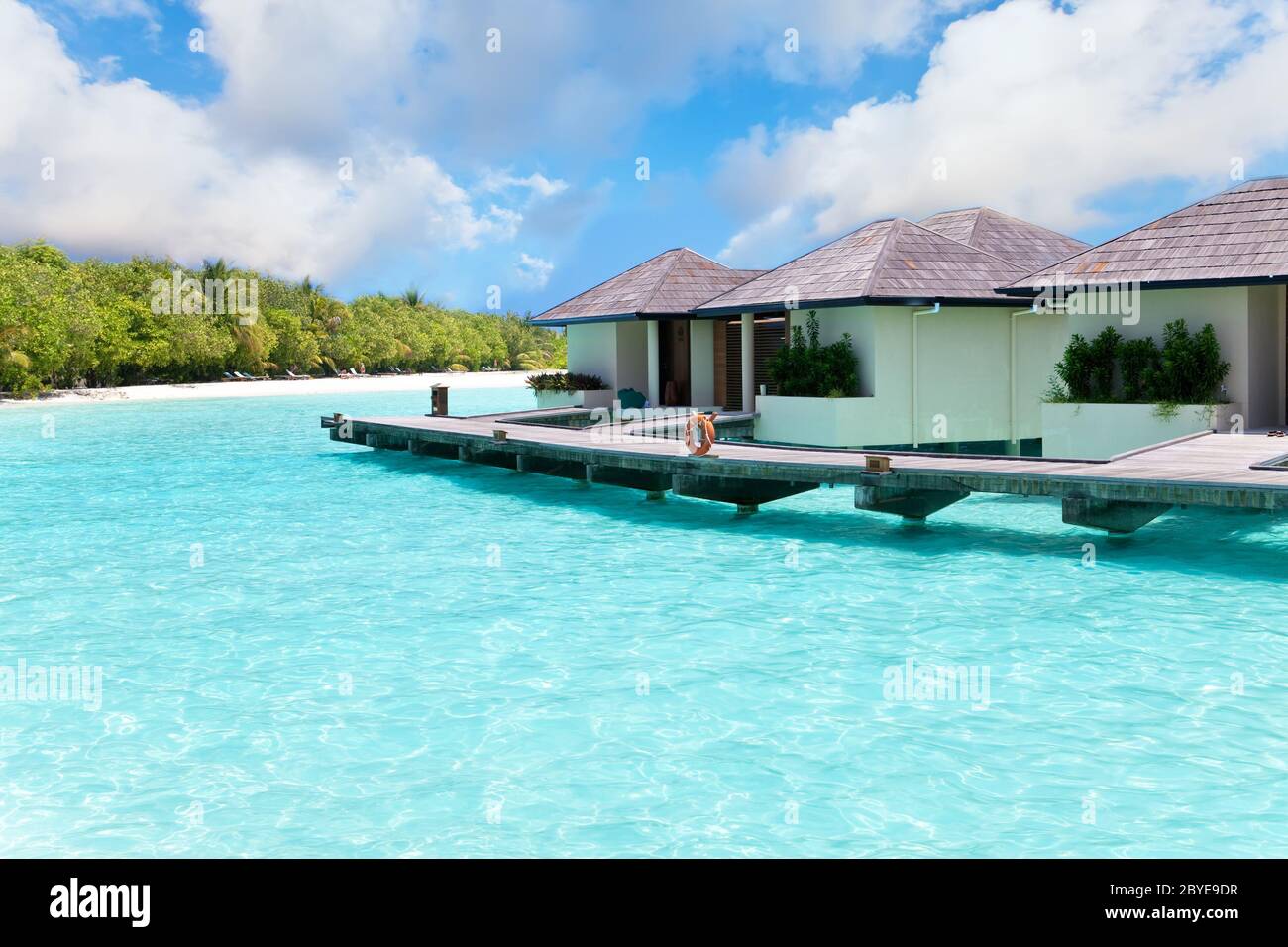 Malediven. Villa auf Pfählen auf Wasser Stockfoto