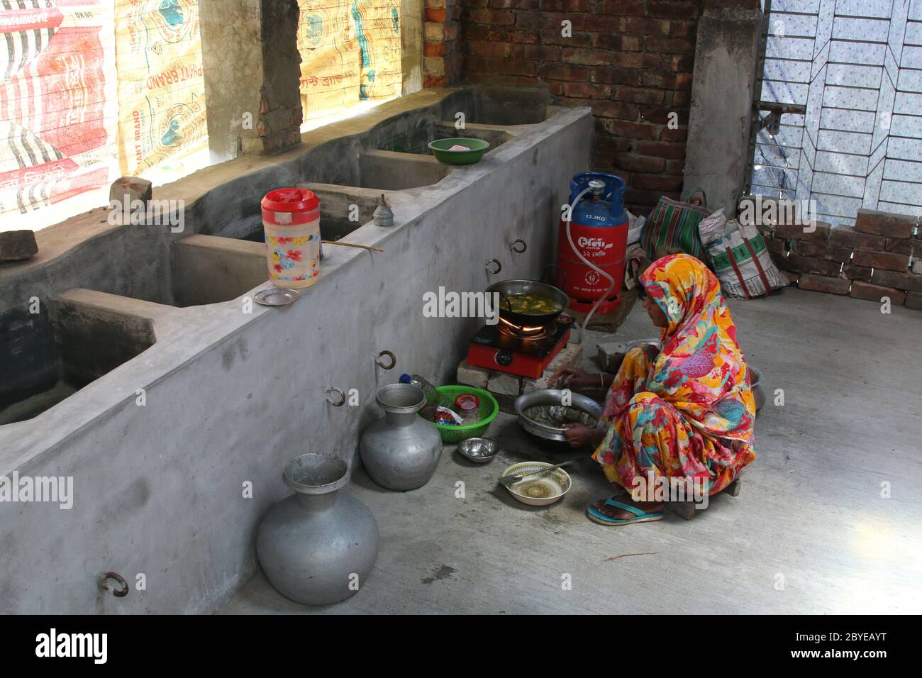 Khulna, Bangladesch. Juni 2020. Eine Frau sah Kochen in einem Scheunenhaus, als ihr Familienheim nach dem Landfall des Zyklons Amphan zerstört wurde. Quelle: SOPA Images Limited/Alamy Live News Stockfoto