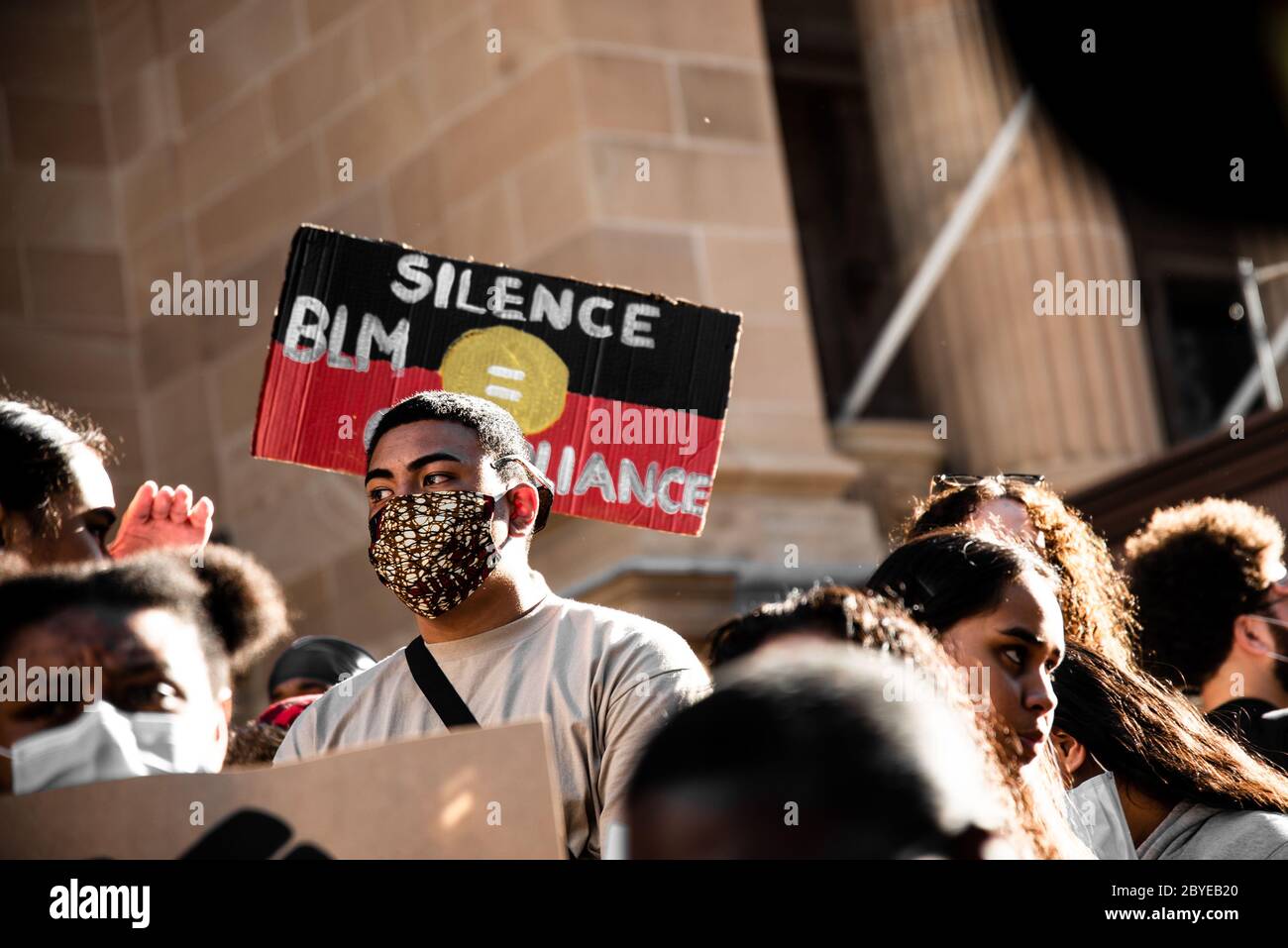 Junger Mann in Maske bei BLM Protest Stockfoto