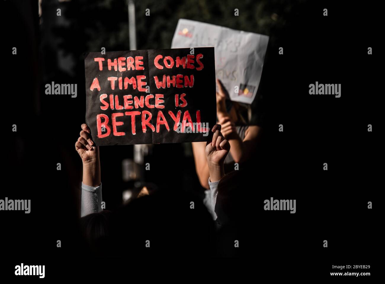 Hände halten Zeichen an BLM Protest Stockfoto