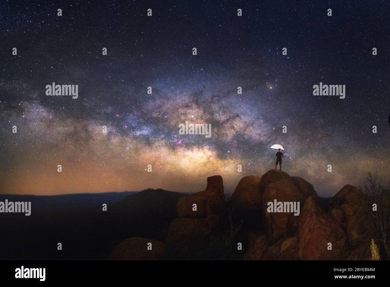 Milchstraße am Balanced Rock, Big Bend Nationalpark, Texas USA. Sternbild und Galaxie Stockfoto