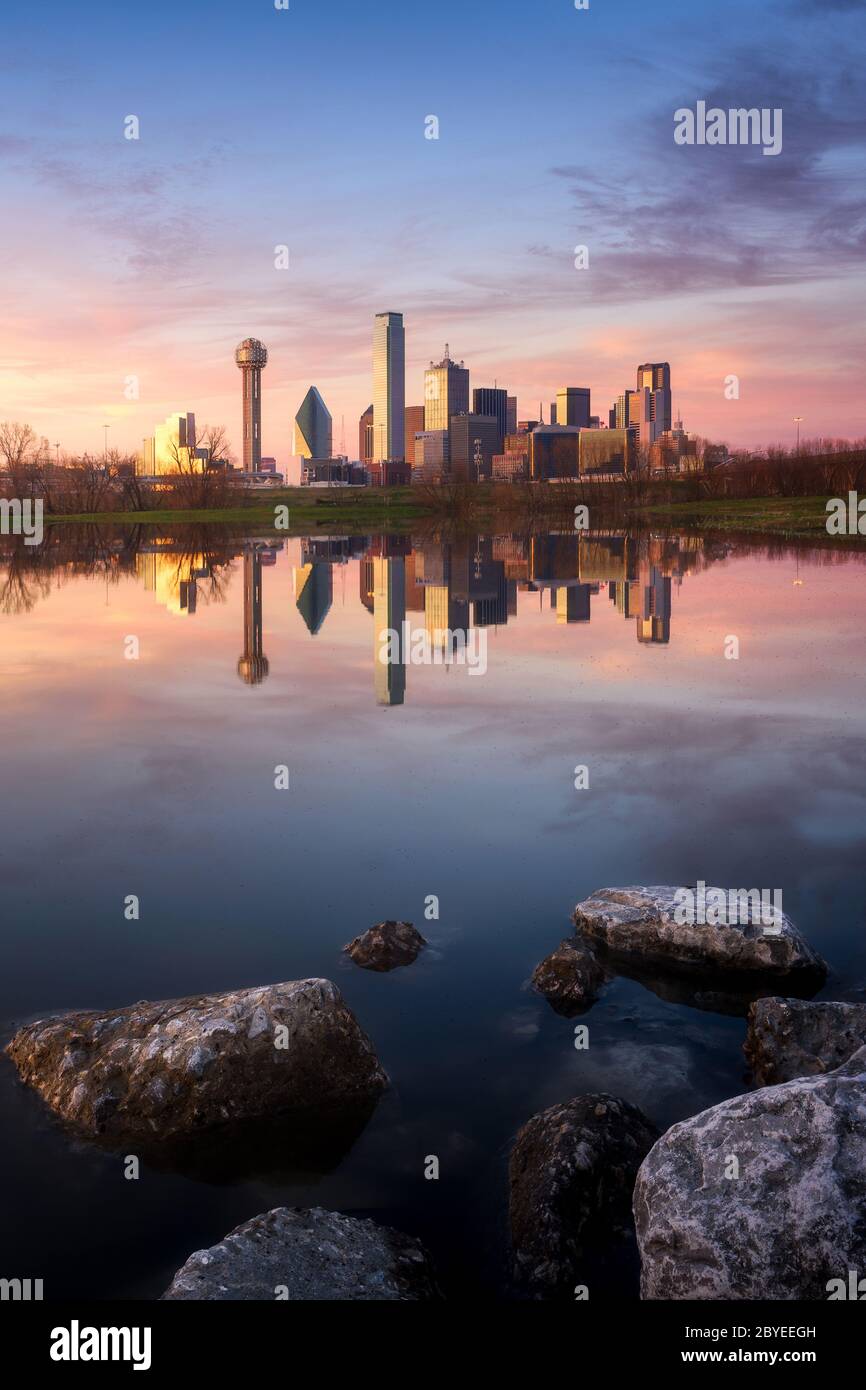 Dallas City Skyline bei Sonnenuntergang. Schöner Sonnenuntergang nach einem starken Regen in Nord-Texas. Spiegelung der Innenstadt vom Trinity River. Stockfoto