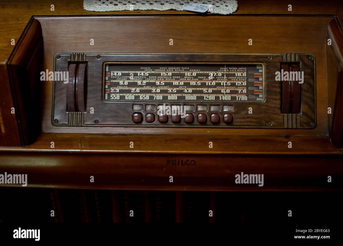 Nahaufnahme eines antiken Kurzwellenradio aus den 1940er Jahren Stockfoto