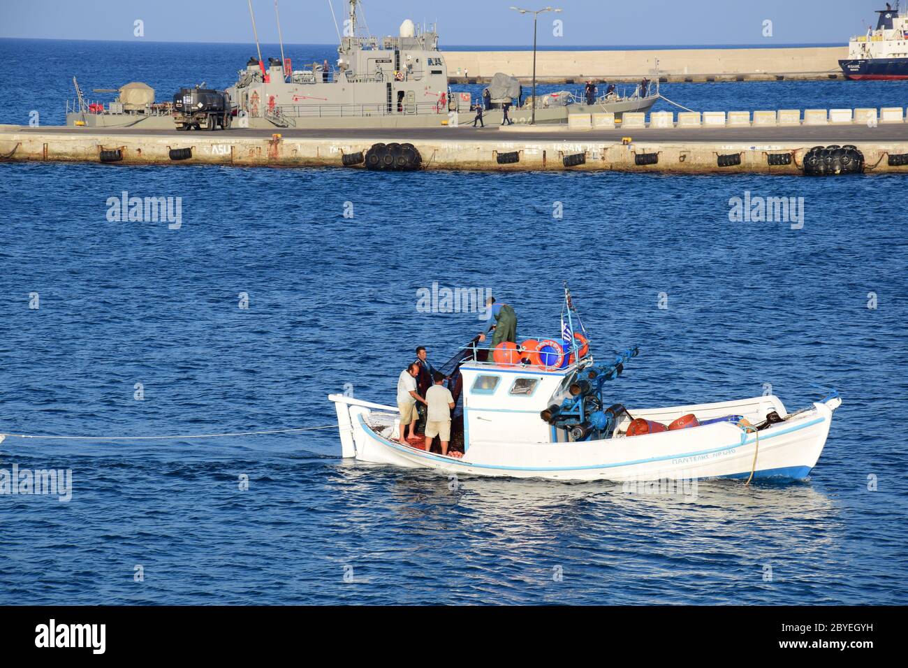 Fischerboot in der Bucht von Rhodos Stadt, Griechenland Stockfoto
