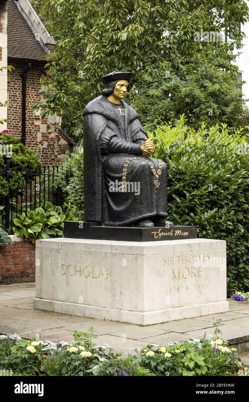 Statue des Tudor-Politikers Sir Thomas More (1478 - 1535), der von Katholiken als Heiliger angesehen wird. Chelsea Embankment, London. Modelliert von L Cubit Be Stockfoto