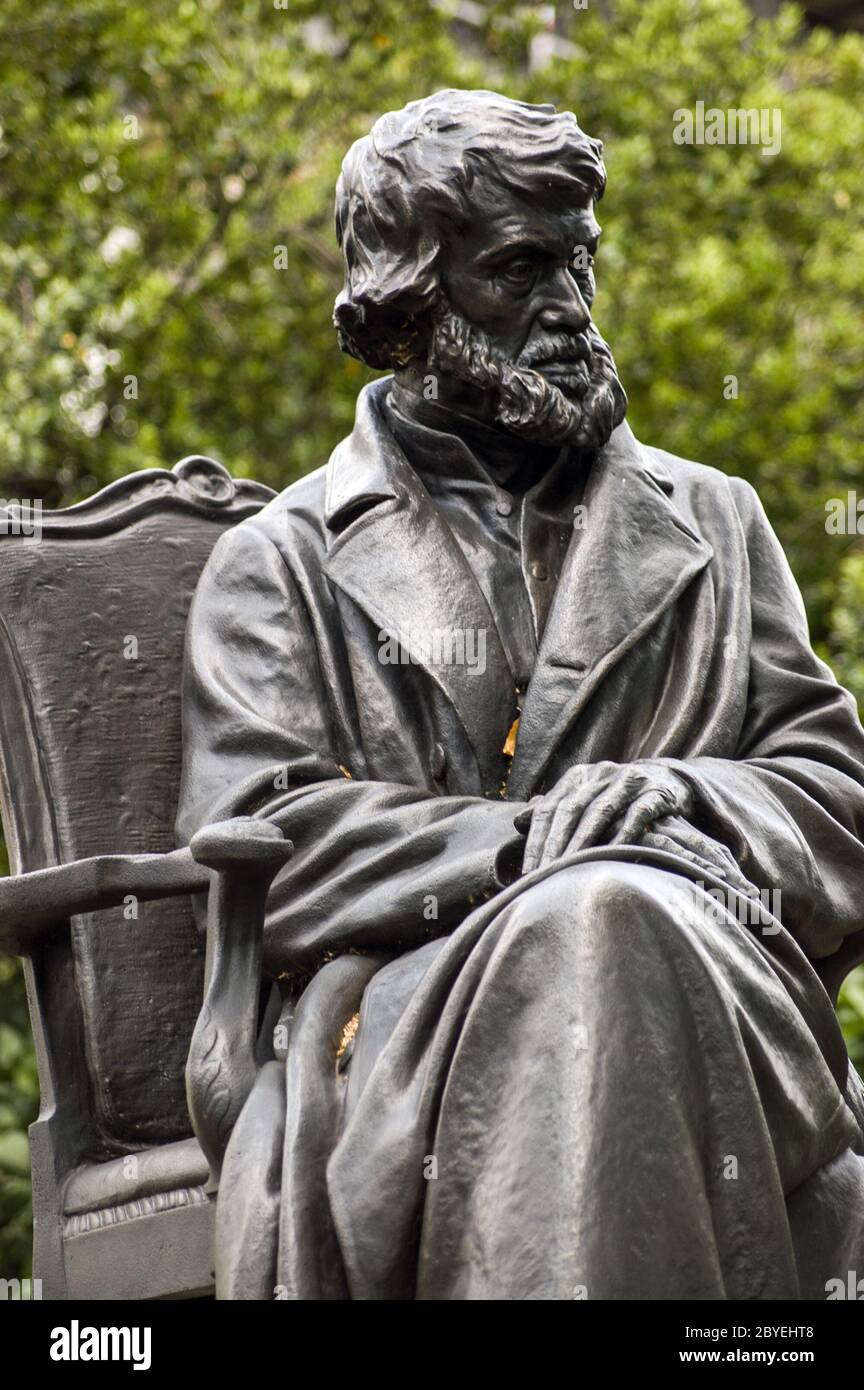 Bronzezustand des Historikers Thomas Carlyle (1795 - 1881) in Chelsea, London. Die Statue von Edgar Boehm wurde 1882 enthüllt und ist auf der Öffentlichkeit d Stockfoto