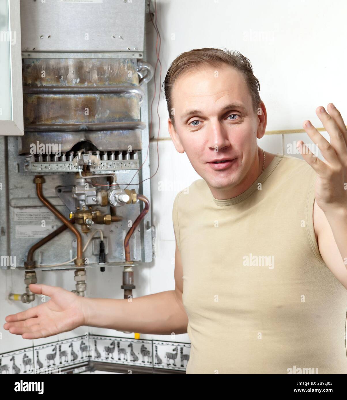 Der Mann denkt, der Reparatur von einem Gas-Wasser-Heizung Stockfoto