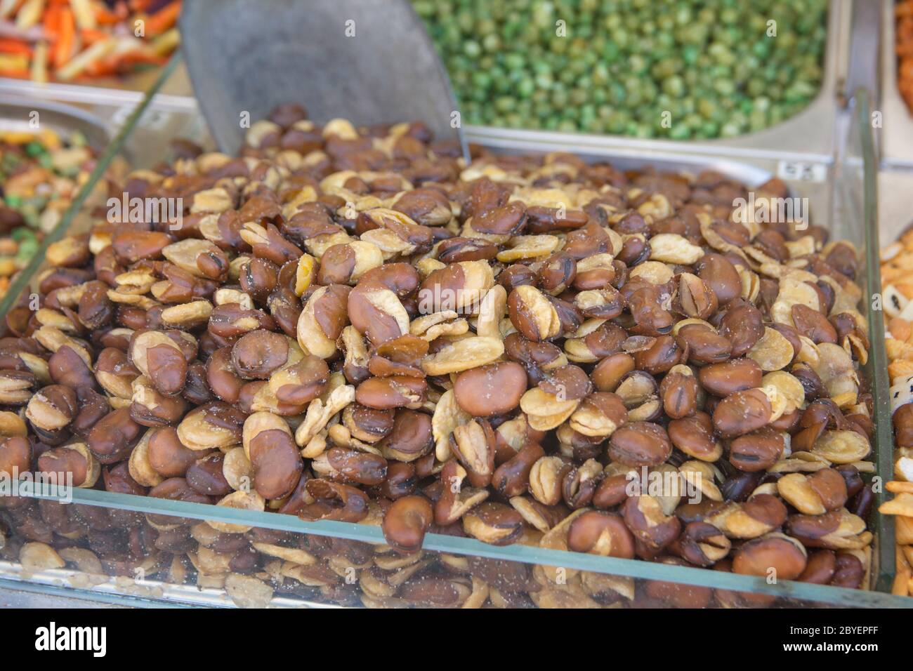 Ein Stapel von traditionellen gerösteten knusprig gesalzenen Bohnen von Vicia Faba, auf dem Mahane Yehuda Markt, Jerusalem, Israel Stockfoto